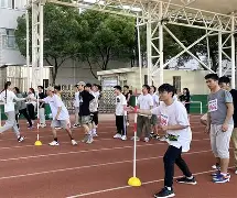 足球比赛场上选手们的身影令人敬佩(足球比赛场上选手们的身影令人敬佩修改病句)